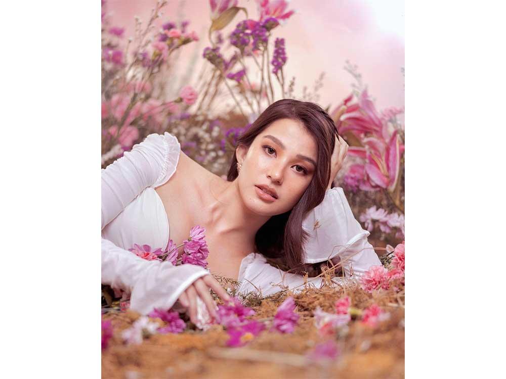 Chillin' with the flowers