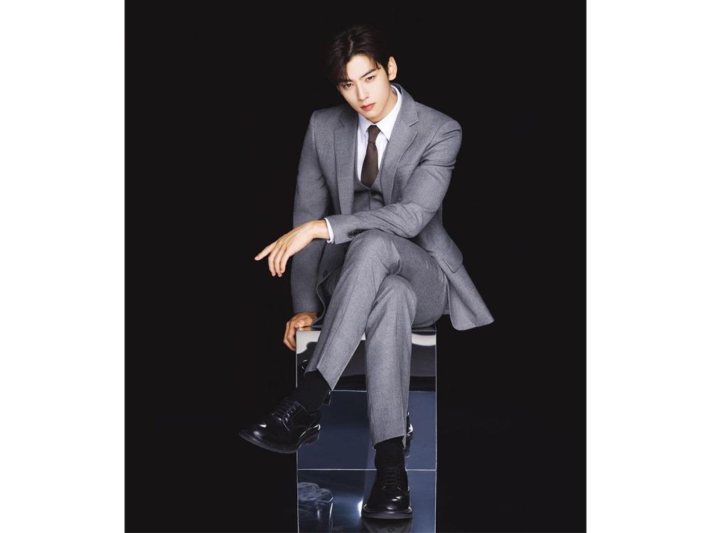 Cha Eun Woo looks amazingly handsome even in b-cuts from his 'Esquire'  pictorial