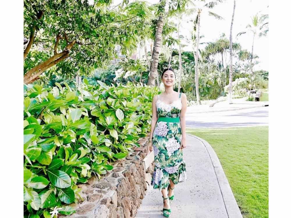 Look Heart Evangelista Goes Daring In A One Piece Black Swimsuit In Hawaii Gma Entertainment