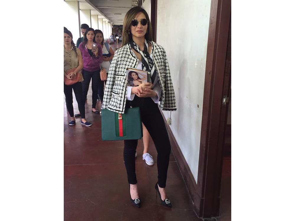 Gucci Sylvie, Chanel Tweed Jacket, Manolo Blahnik Hangisi