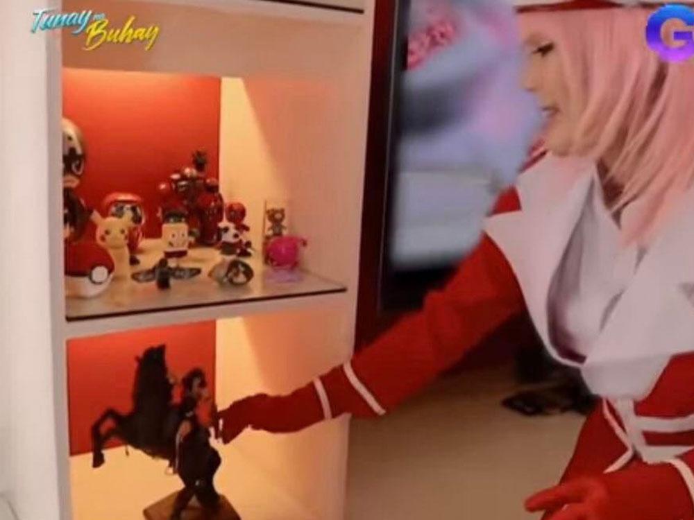 Little statue of Wonder Woman