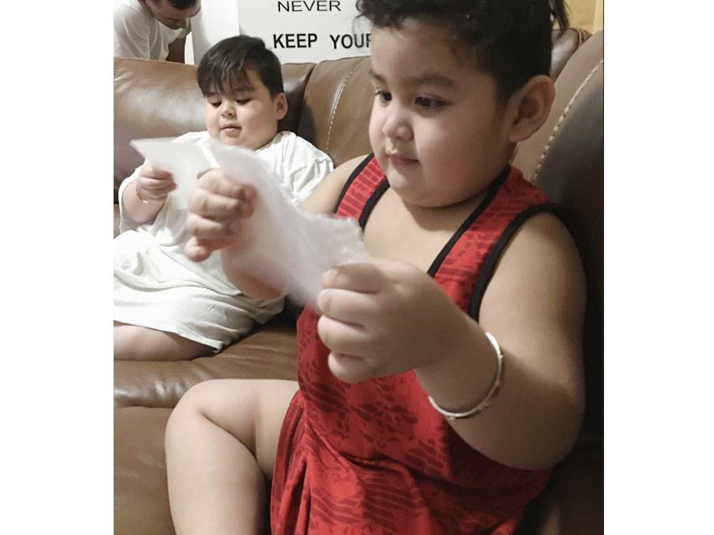 Baste and Samsam popping bubbles