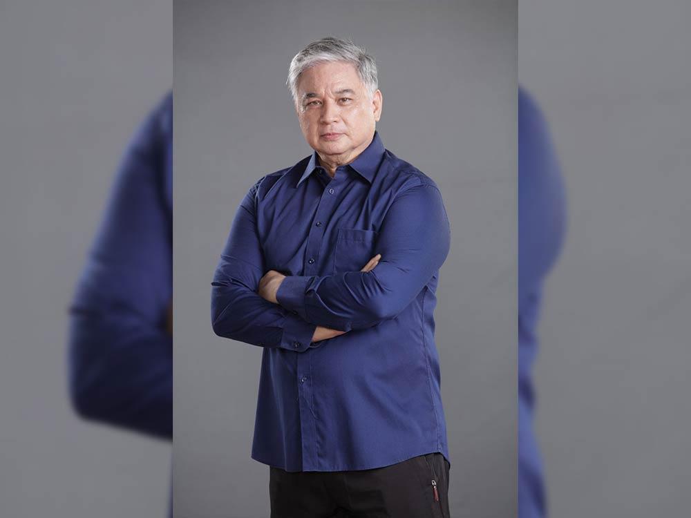 Ricky Davao bilang Gov. Emil Salvador