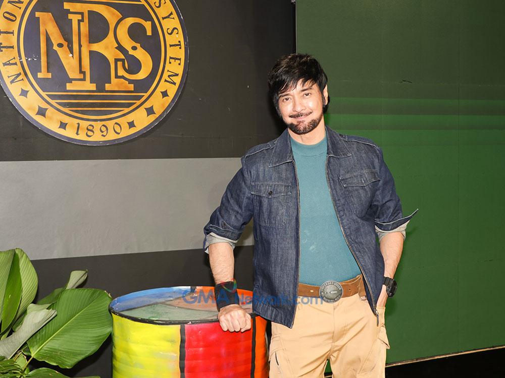 Ronnie Ricketts bilang Bayani