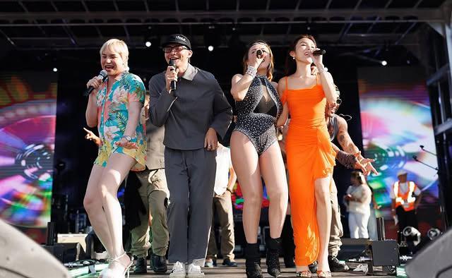 Sparkle World Tour 2025