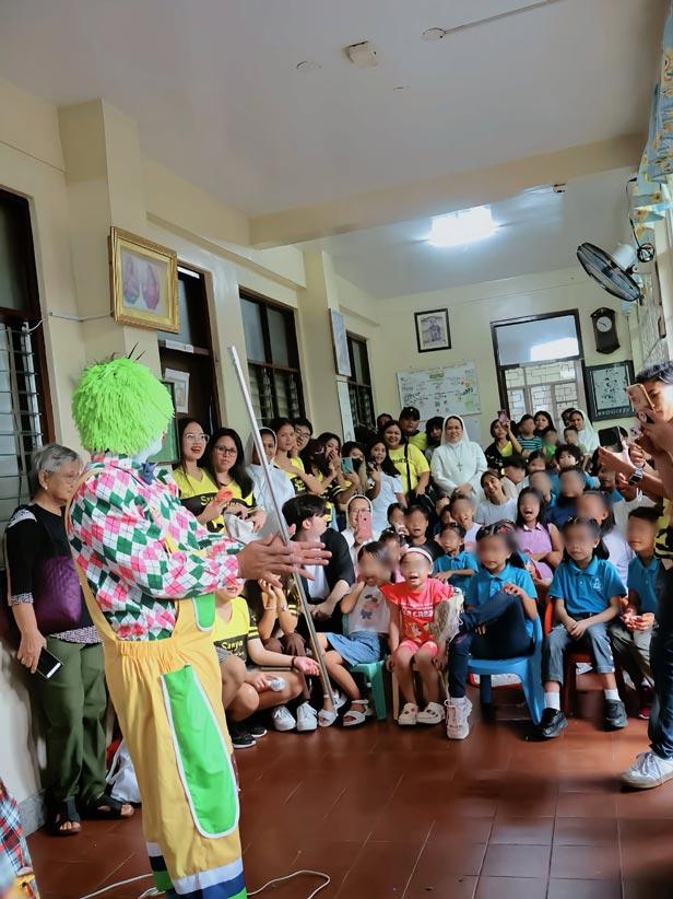 Nagbigay ngiti sa mga bata