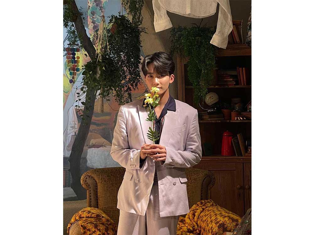 Jeonghan and the bright yellow flower