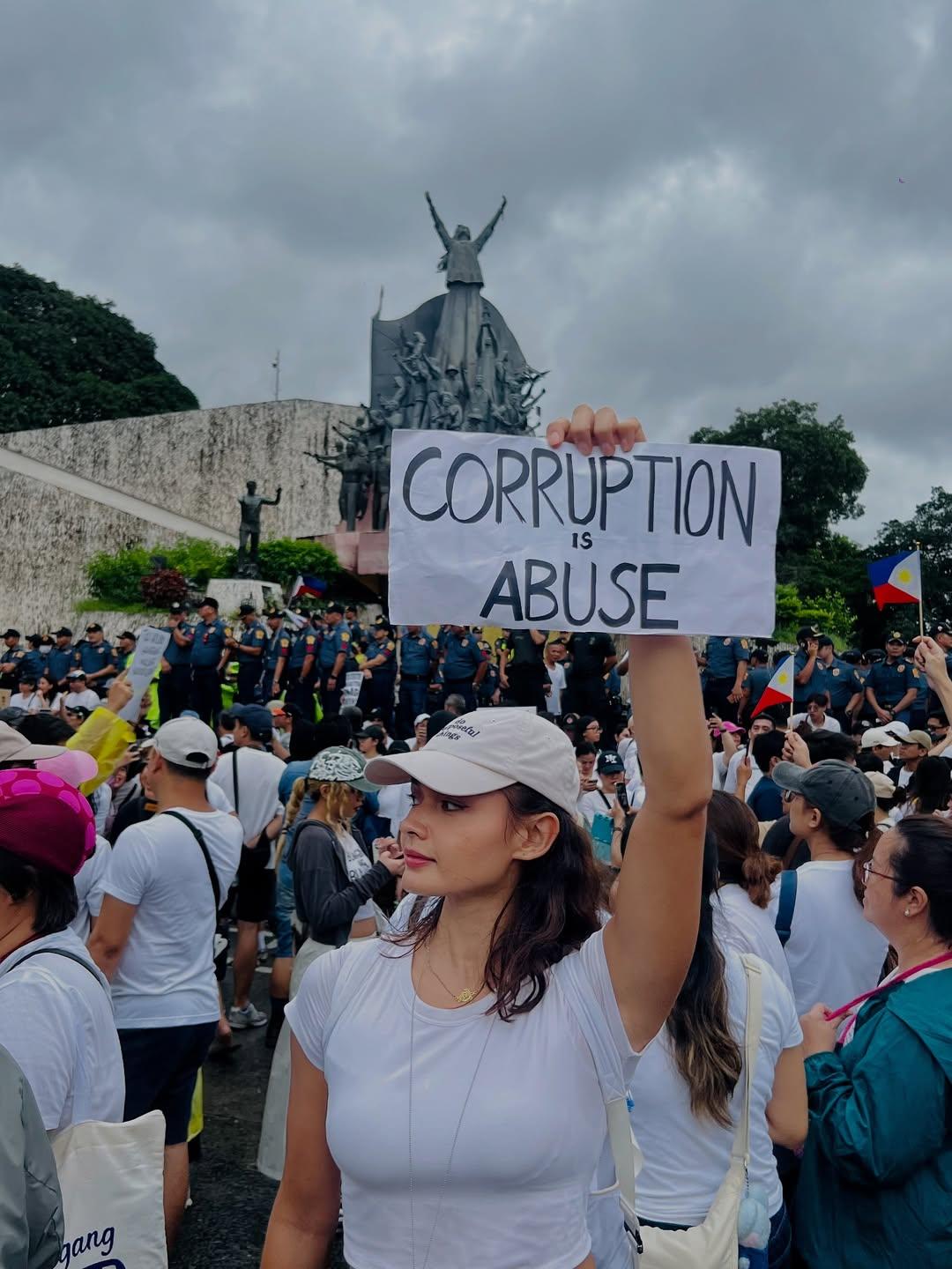 Beauty queens present