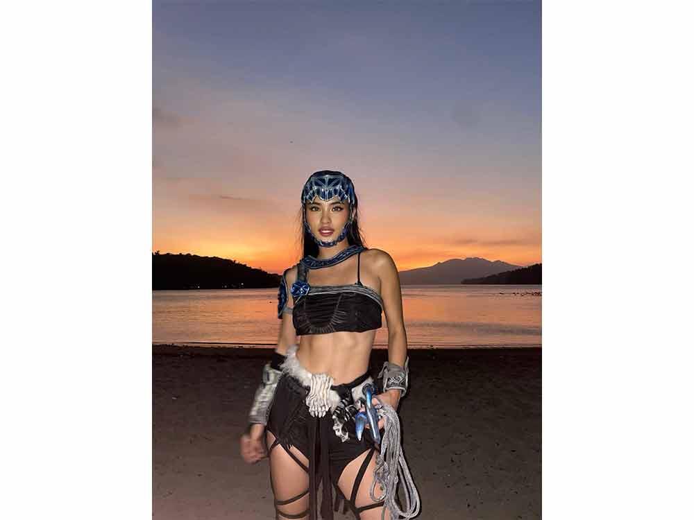 Shuvee Etrata as Veshdita 