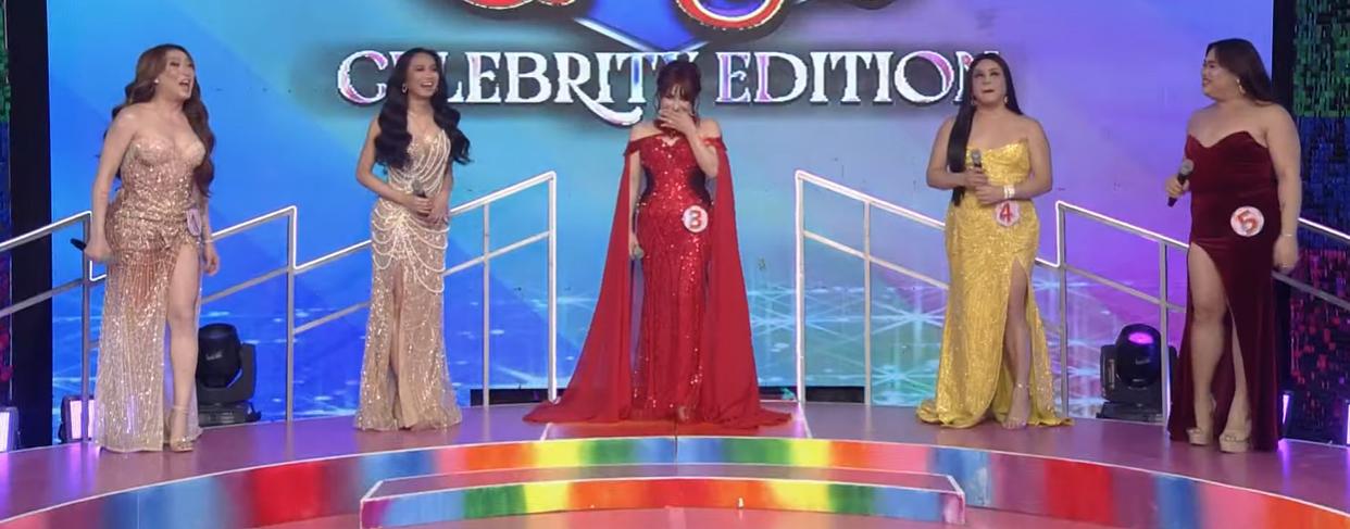 「Miss Q&A Celebrity Edition」のステージでドレス姿を披露する5人の出場者