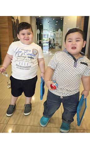 Baste and Samsam carrying iPads