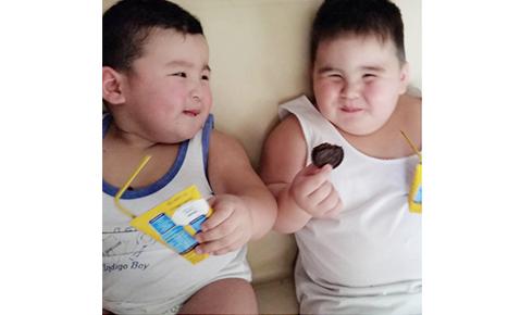 Baste and Samsam during snack time