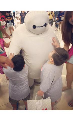 Baste and Samsam meet Baymax