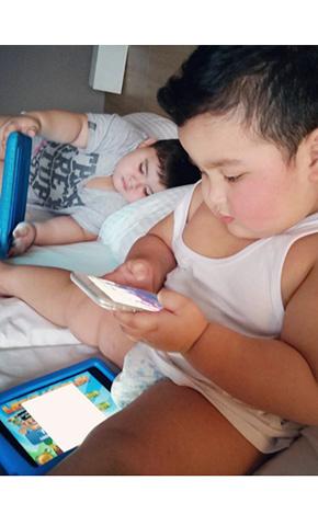 Baste and Samsam play on gadgets