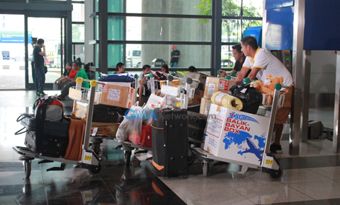 The GMA News and Public Affairs hosts check in at NAIA for the Station ID Shoot.