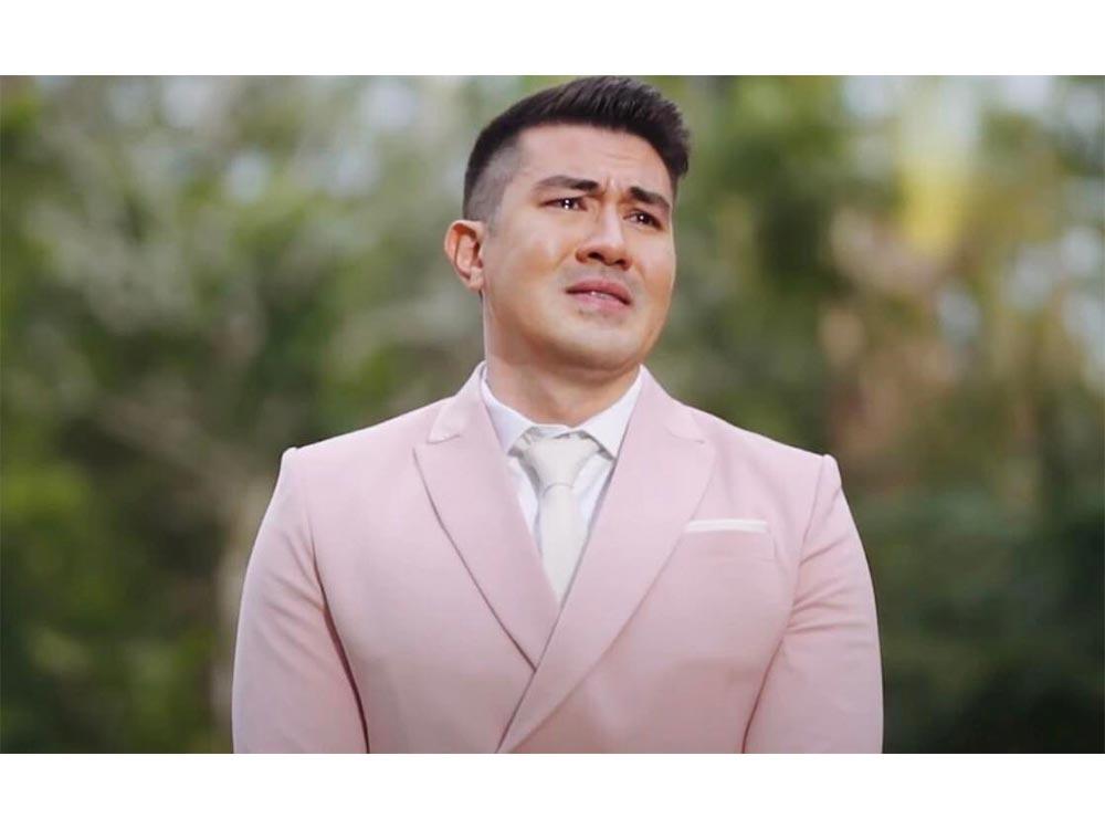 Luiz Manzano's crying photo