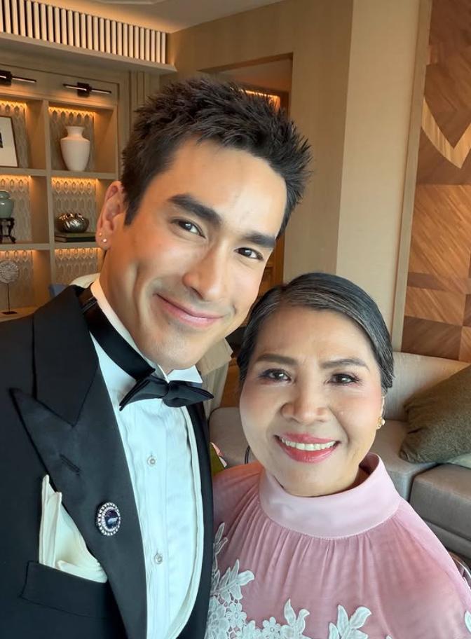 Nadech and his mom