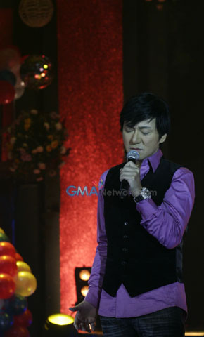 Walang Tulugan with The Master Showman