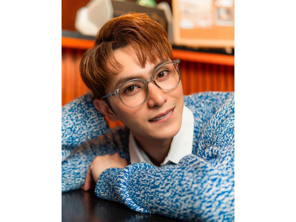 Coffee date by the beach 