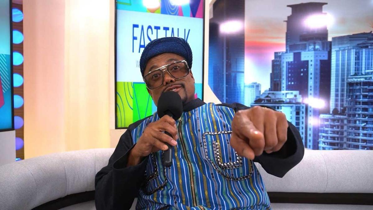 『Fast Talk with Boy Abunda』のセットでマイクを持つApl.de.Ap