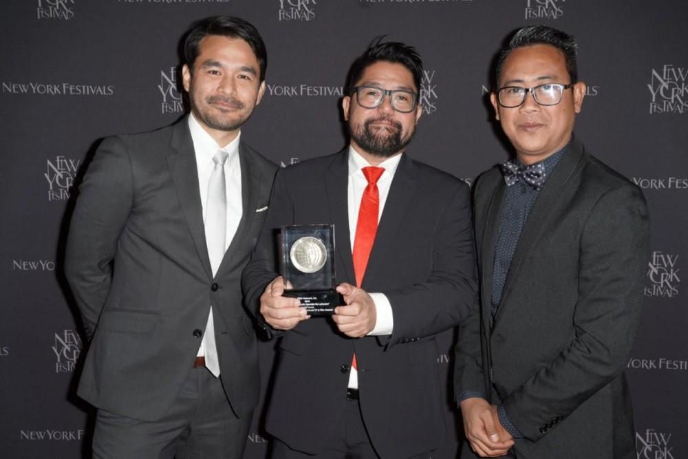 The Atom Araullo Specials was conferred the Silver World Medal in the Social Issues category for its “No Leftovers” episode. Host Atom Araullo (left) flew to Las Vegas with GMA Public Affairs Senior AVP and “No Leftovers” Program Manager Neil Gumban (center) and “No Leftovers” Director Aaron “Papins” Mendoza (right) to personally receive the award. 