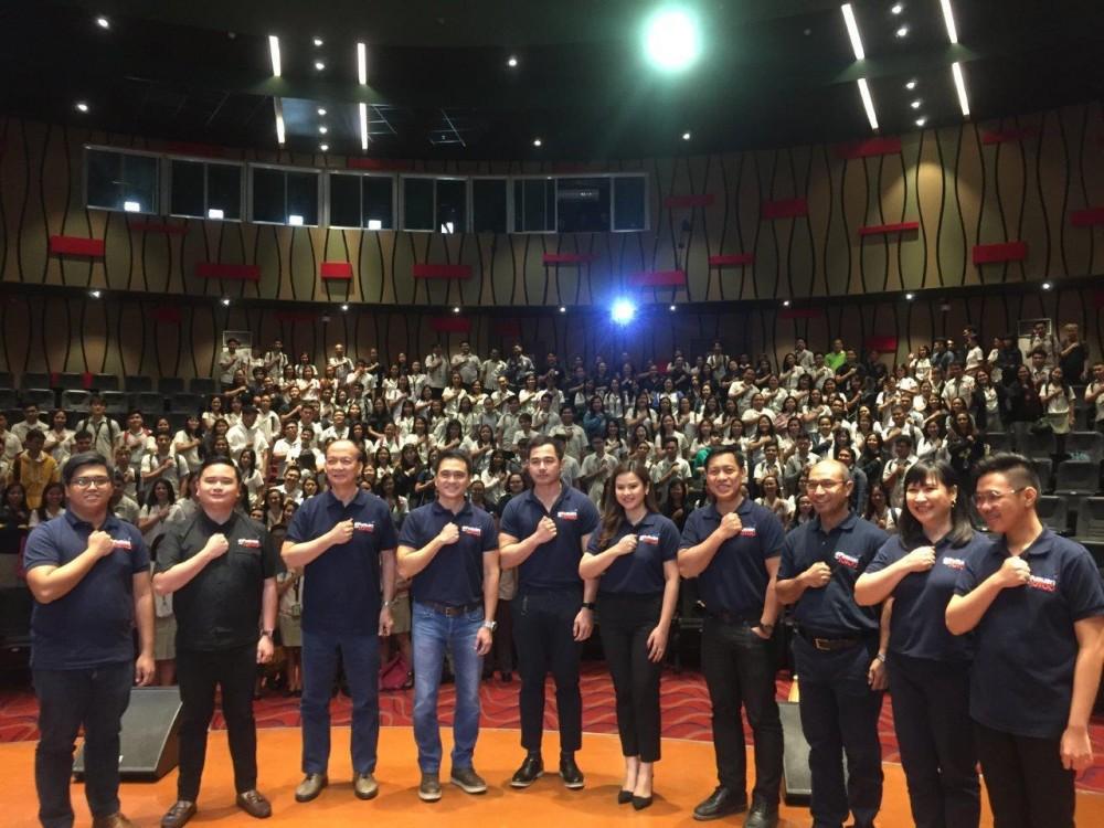In support of #PusuanAngTotoo, everyone poses the “Pusuan Gesture” at the Kapuso Campus Tour: The Regional Masterclass Series at the University of San Carlos in Cebu City.