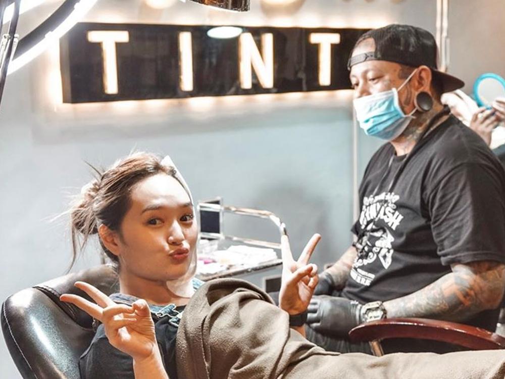 WATCH Mika Dela Cruz gets tattoo in honor of late brother GMA