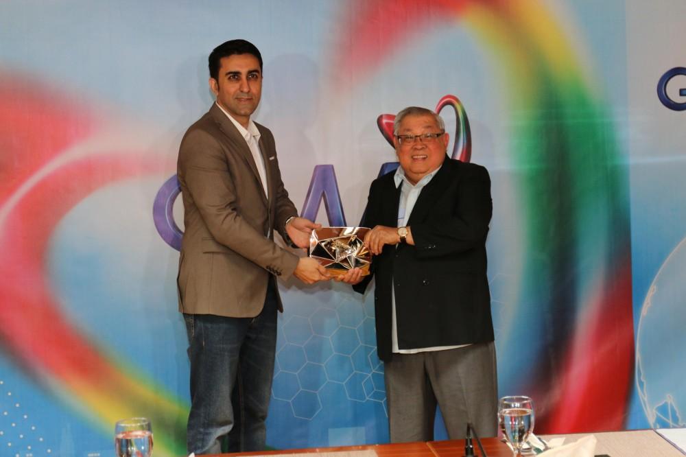 Vishal Sharin presents GMA Chairman and CEO Atty. Felipe L. Gozon with the Diamond Play Button