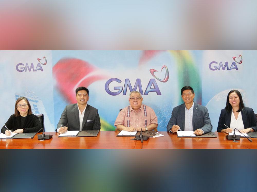 Born to be Wild renews contract with GMA Network. (L-R) GMA Network Senior Vice President for News and Public Affairs Marissa L. Flores, Born to be Wild host Doc Ferds Recio, GMA Network Chairman and Chief Executive Officer Felipe L. Gozon, Born to be Wild host Doc Nielsen Donato, and Senior Assistant Vice President for Public Affairs Arlene Carnay. 