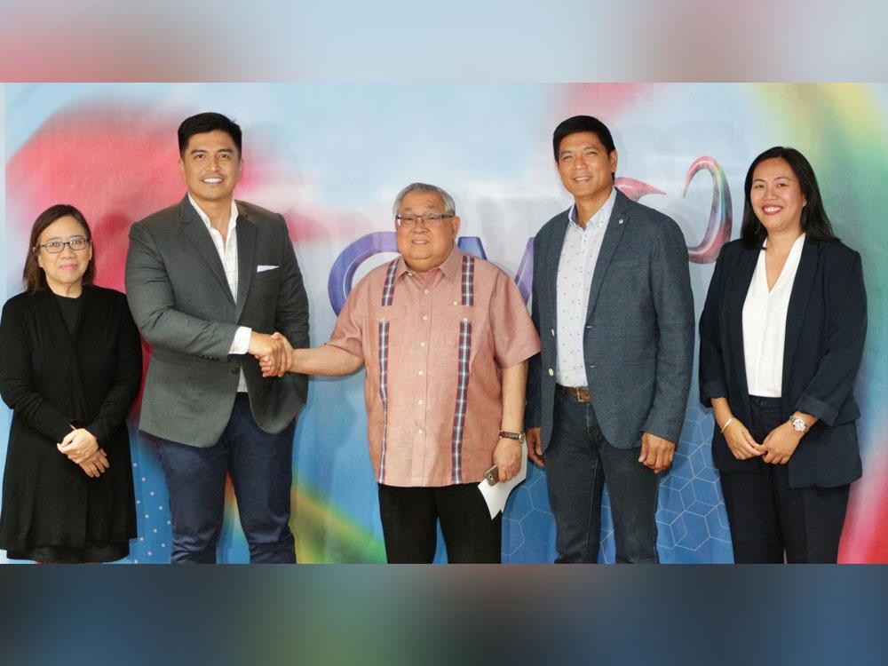 Born to be Wild renews contract with GMA Network. (L-R) GMA Network Senior Vice President for News and Public Affairs Marissa L. Flores, Born to be Wild host Doc Ferds Recio, GMA Network Chairman and Chief Executive Officer Felipe L. Gozon, Born to be Wild host Doc Nielsen Donato, and Senior Assistant Vice President for Public Affairs Arlene Carnay. 