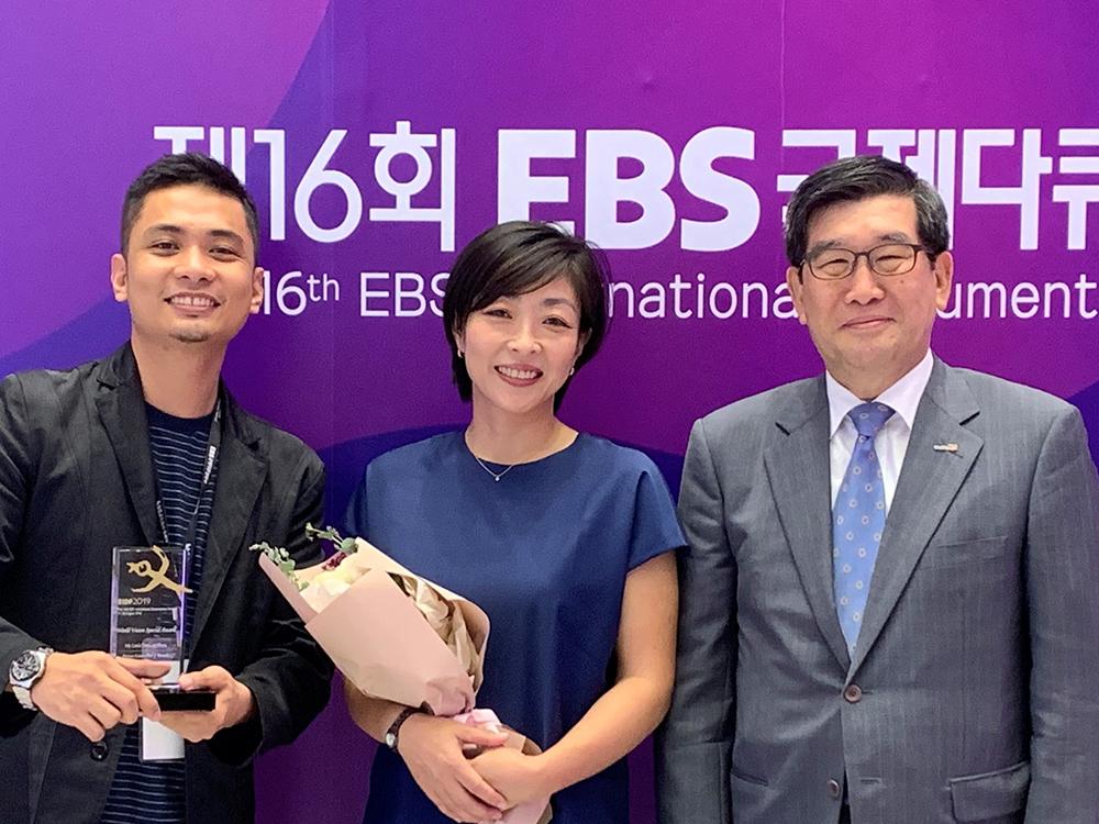 GMA News and Public Affairs' Bryan Brazil (left), recently brought honor to the Philippines by receiving the World Vision Award for his film &ldquo;My Little Dancing Shoes&rdquo; at the prestigious EBS International Documentary Festival (EIDF) held in South Korea.