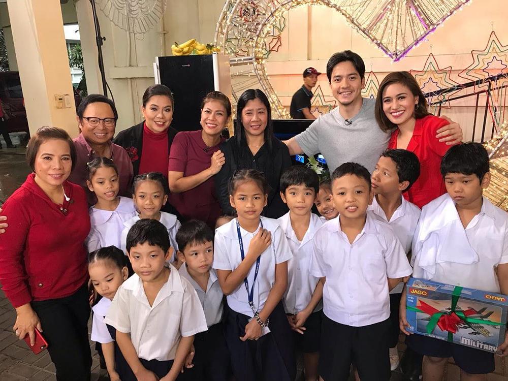 Alden Richards, nag-early gift giving sa isang children's home