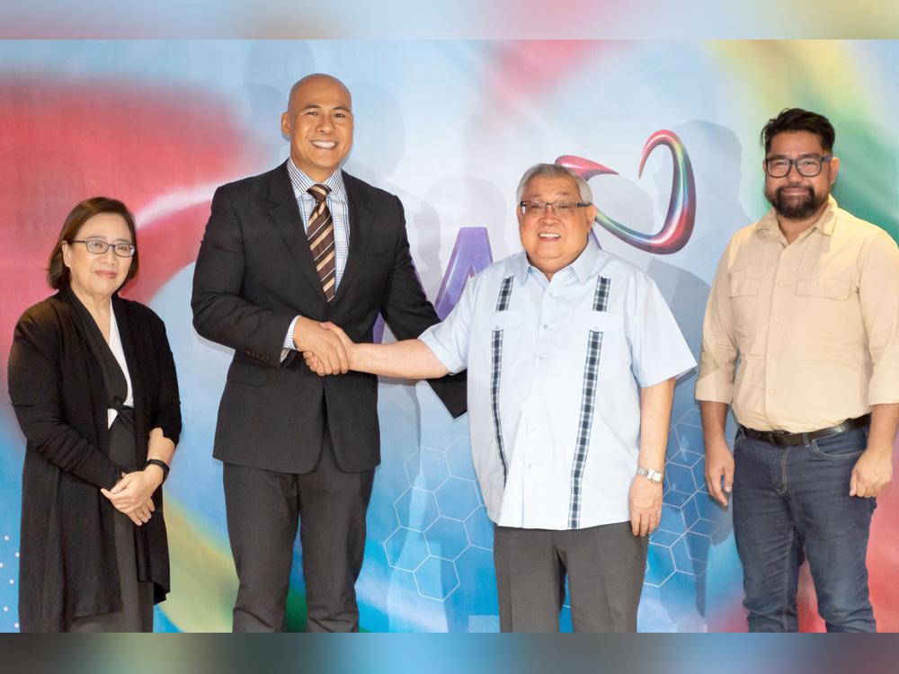 (From left) GMA Network Senior Vice President for News and Public Affairs Marissa L. Flores, Rovilson Fernandez, GMA Chairman and Chief Executive Officer Atty. Felipe L. Gozon, and Senior Assistant Vice President for Public Affairs Neil B. Gumban.