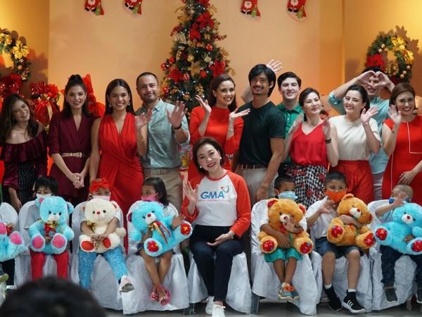 Kapuso stars and Mel Tiangco (center) with the beneficiaries of GMA Kapuso Foundation