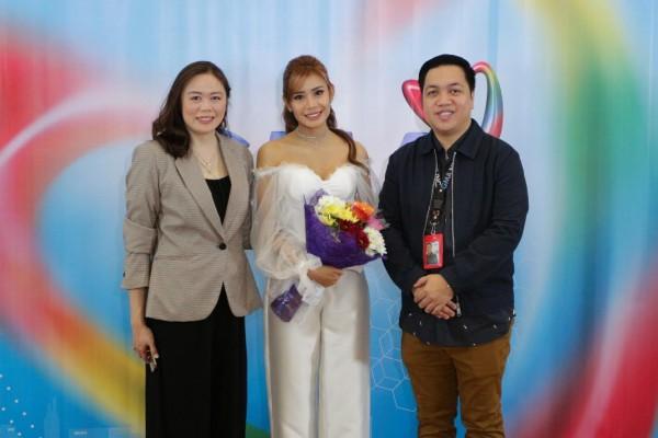 (L-R) Senior Assistant Vice President for Alternative Productions Gigi Santiago-Lara, Myrtle Sarrosa, and GMA Artist Center Senior Talent Manager Daryl Zamora