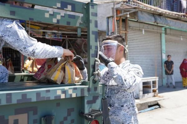 Rocco Nacino distributing goods for the COVID-19 frontliners