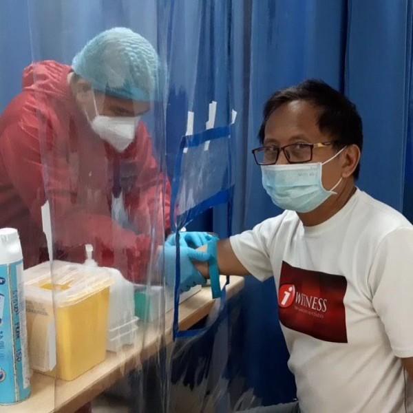 Howie Severino undergoes COVID 19 rapid test
