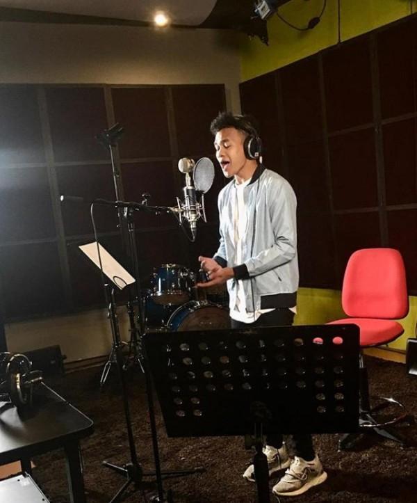Kapuso singer Jong Madaliday in the recording studio