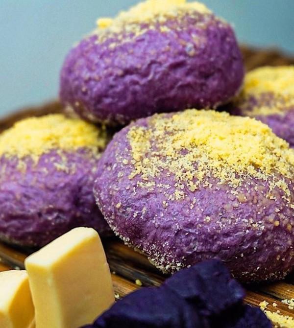 Martinas Pastriess ube cheese pandesal