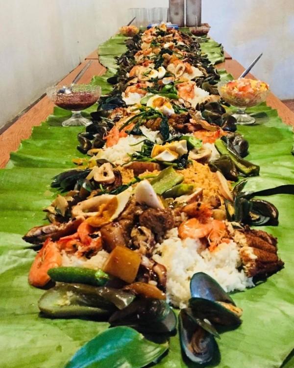 Boodle fight experience at Kamroo s Joint