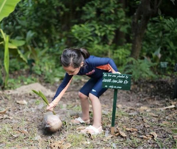 Cutest green warrior Source Scarlet Snow Belo Instagram