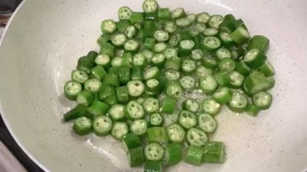 Okras fried in high heat