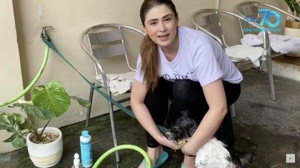 Carla Abellana grooming her fur baby Fly