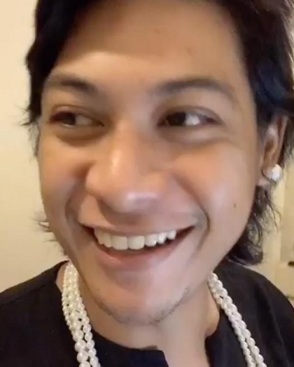 Macoy Dubs as Aunt Julie