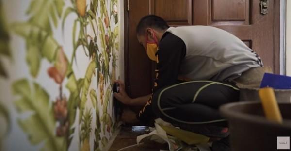 Applying wallpaper in Bela Padilla new apartment