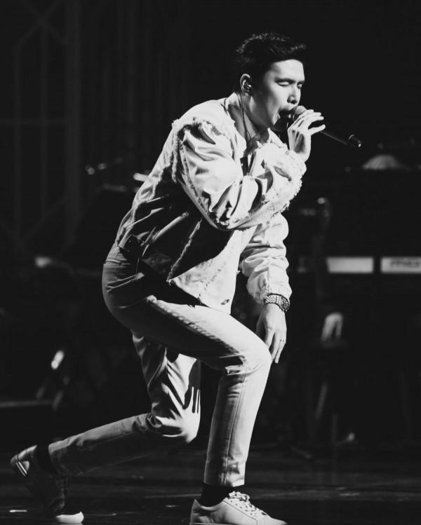 Christian Bautista sings