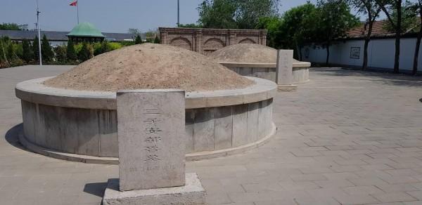 Paduka Batara mausoleum