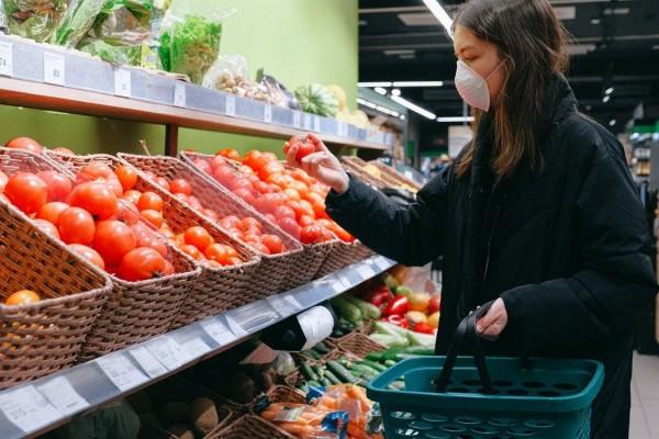 woman doing groceries