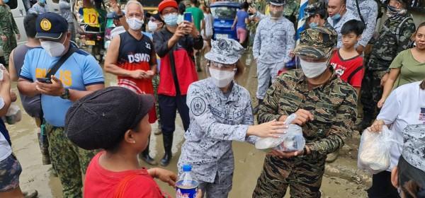 Melissa Gohing and Rocco Nacino join Navy and Marines in relief operation in Rizal