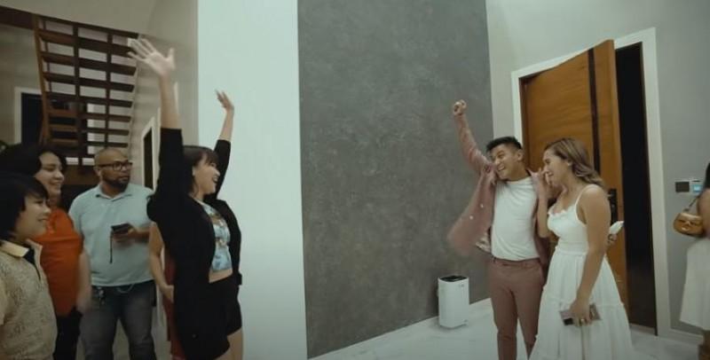 Rocco Nacino and Melissa with their family